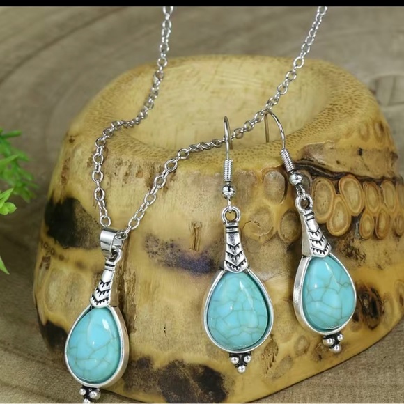 🆕❗️ NWOT ❗️Vintage Style Women's Earrings Necklace 3 Piece Antique Silver. - Picture 7 of 7